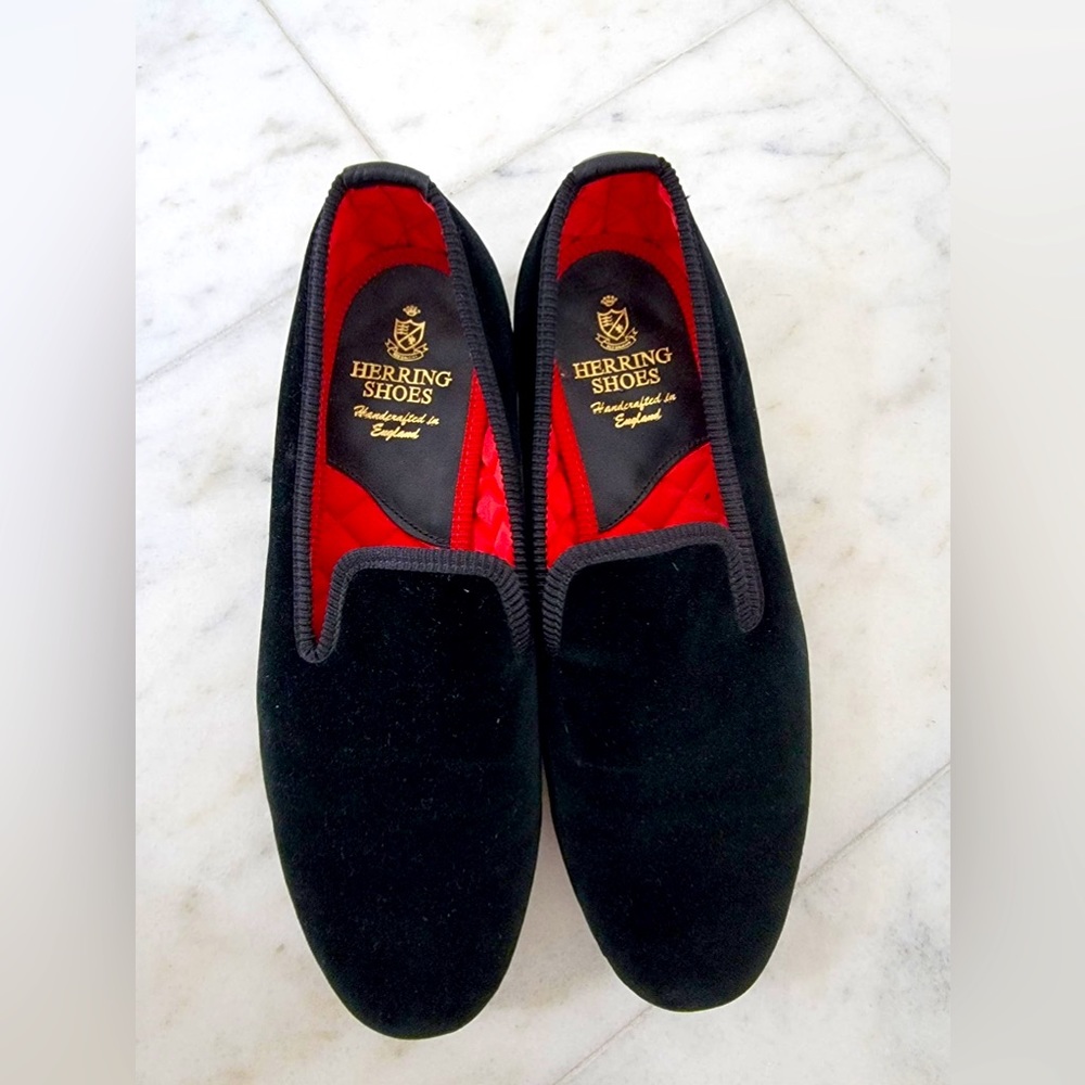 Luxurious English velvet slippers in black